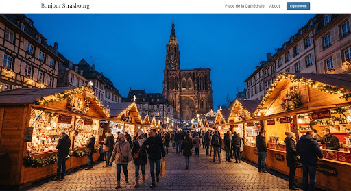 Marché de Noël de Strasbourg au crépuscule, chalets illuminés devant la cathédrale