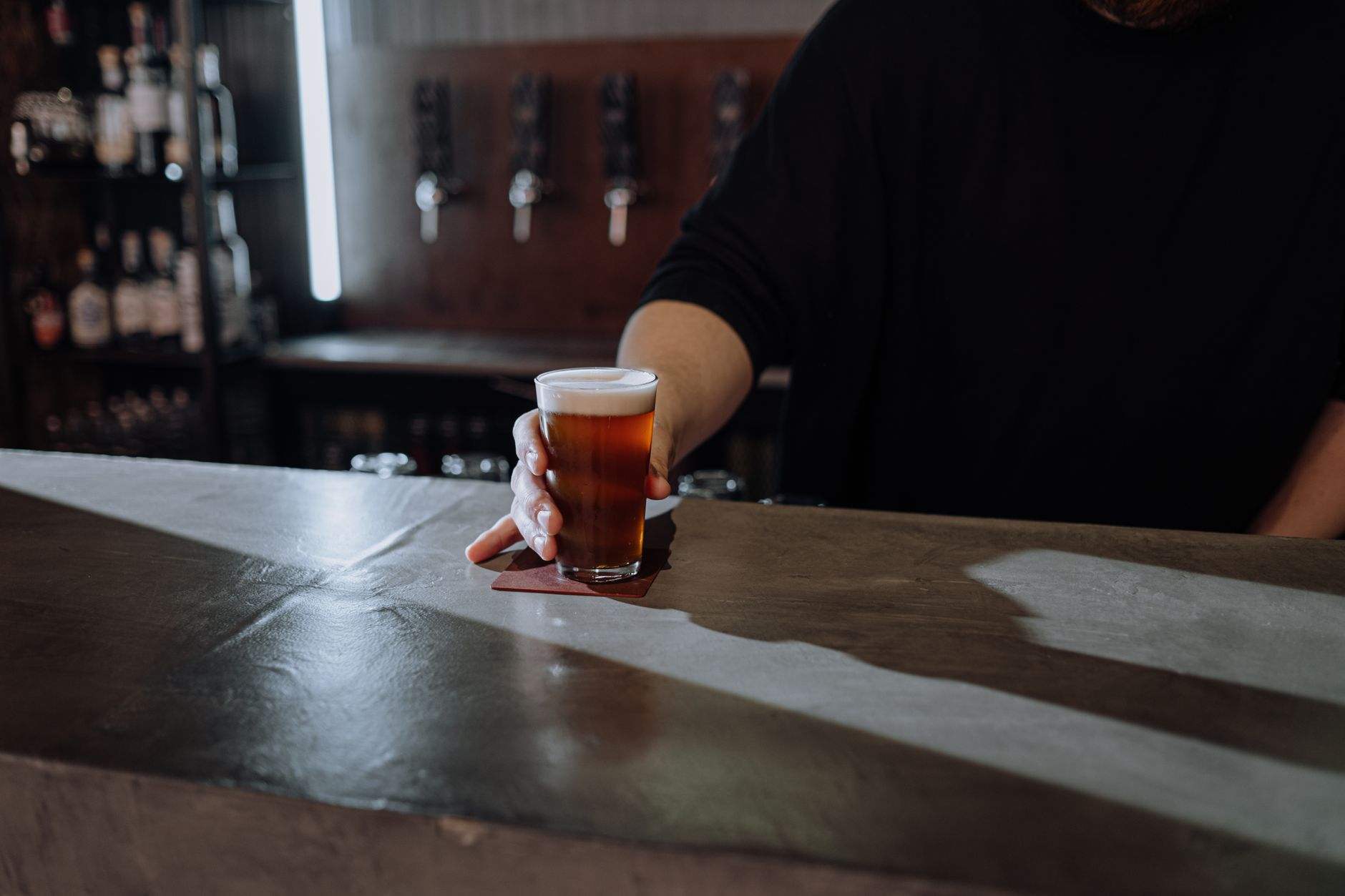 Bière artisanale servie au comptoir d'un bar