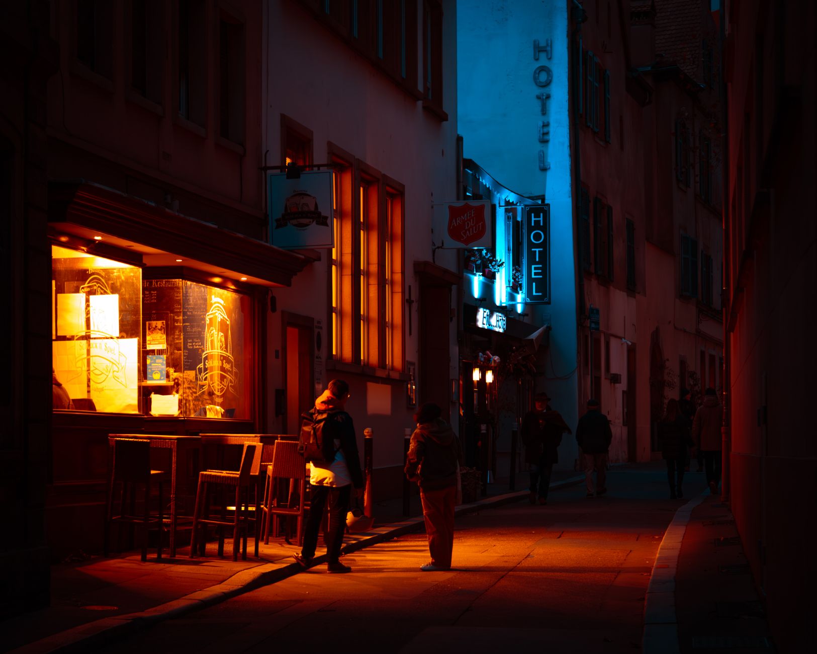 Café strasbourgeois illuminé à la tombée de la nuit