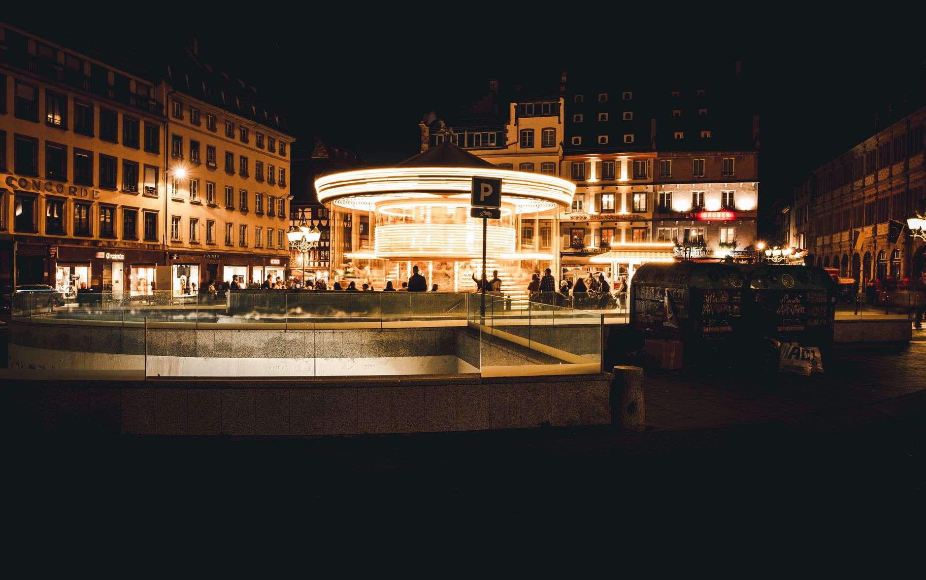 Le carrousel de la place Gutenberg illuminé la nuit à Strasbourg