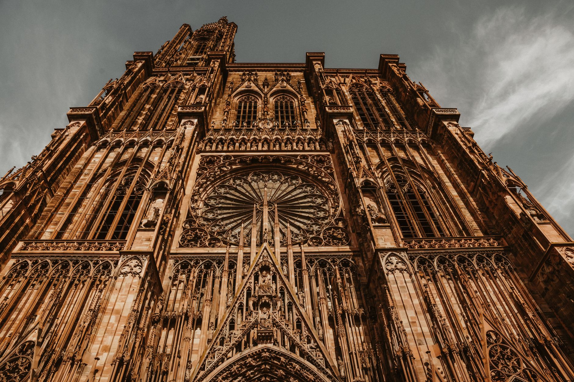 La façade gothique de grès rose de la cathédrale de Strasbourg vue en contre-plongée