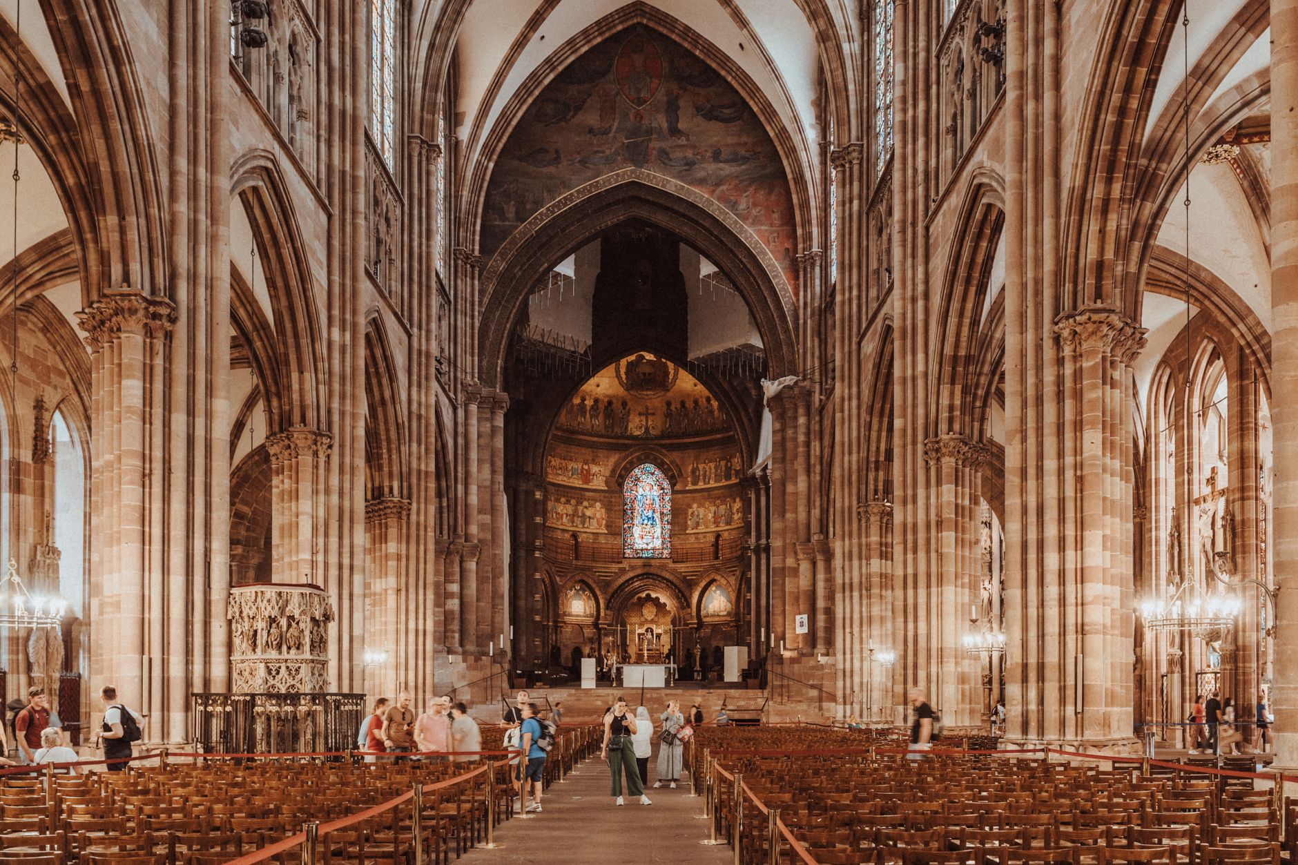 L'intérieur gothique et les vitraux de la cathédrale de Strasbourg