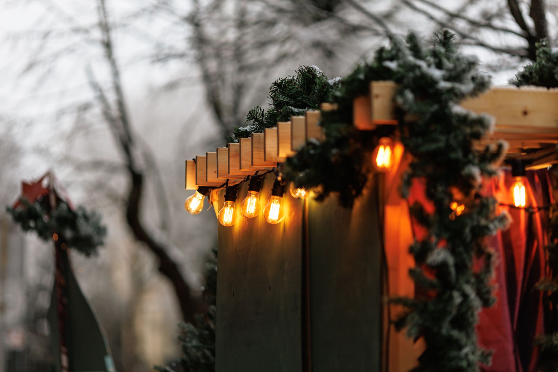 Chalet de marché de Noël sous les guirlandes lumineuses