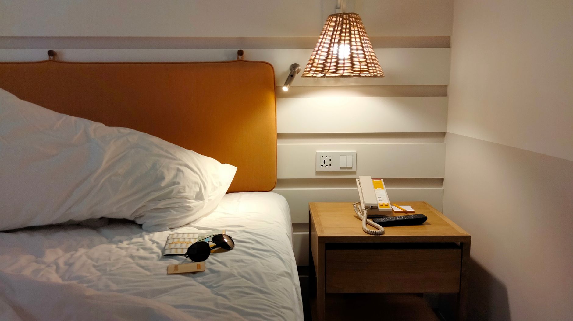 Chambre d'hôtel avec lampe de chevet allumée