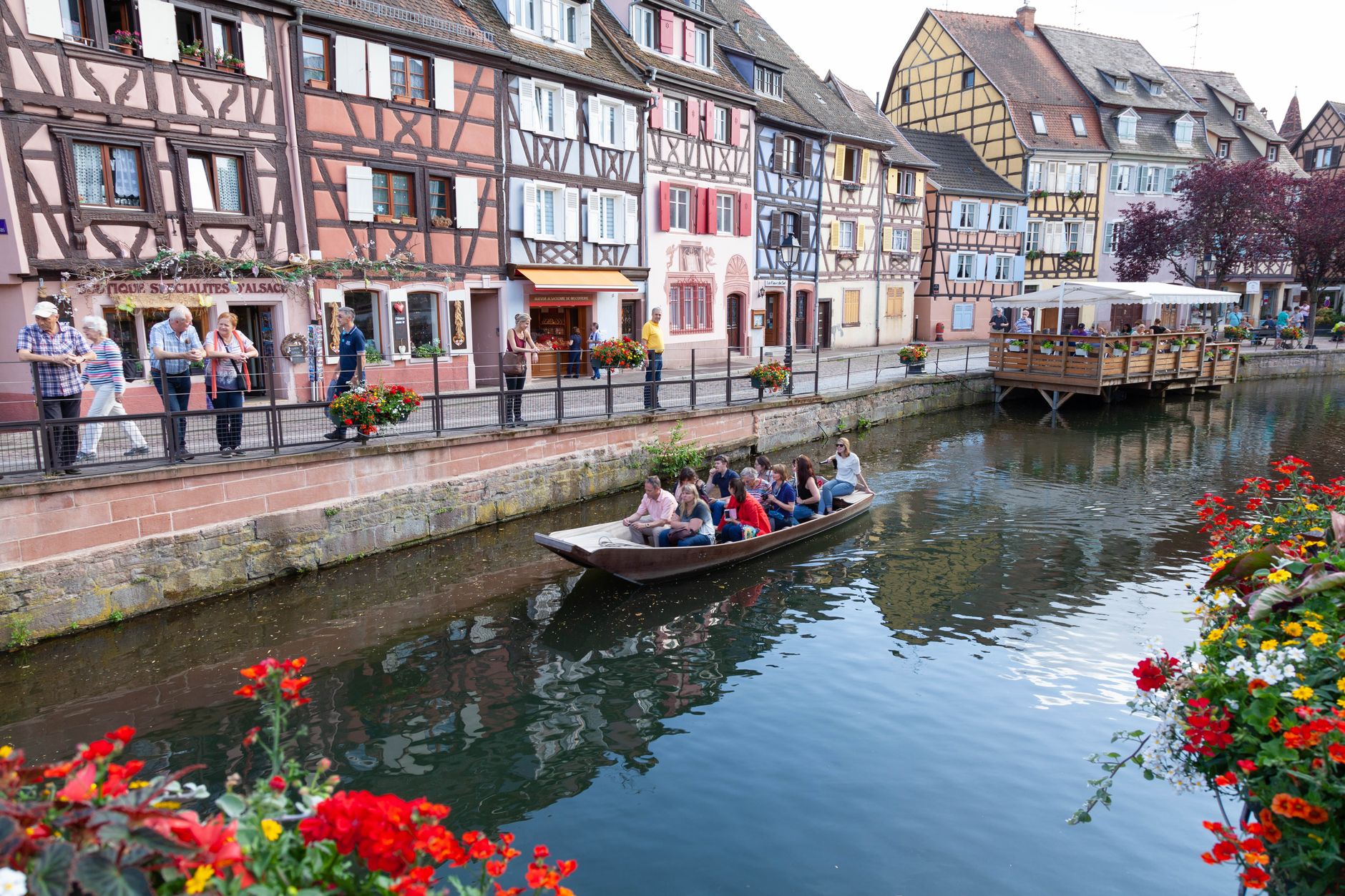 Barque à fond plat sur un canal de la Petite Venise à Colmar