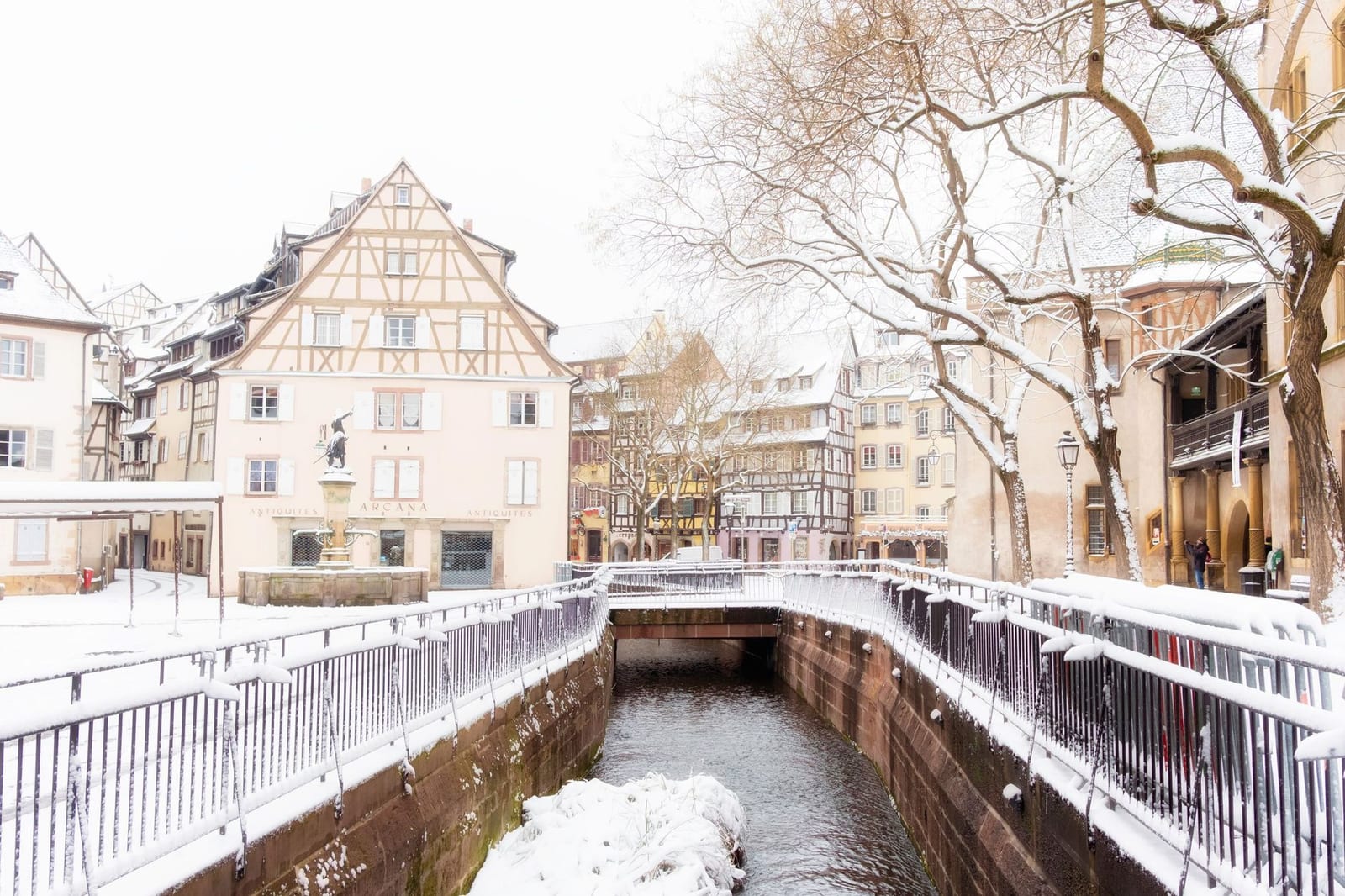 Colmar sous la neige, maisons à colombages le long d'un canal du centre historique