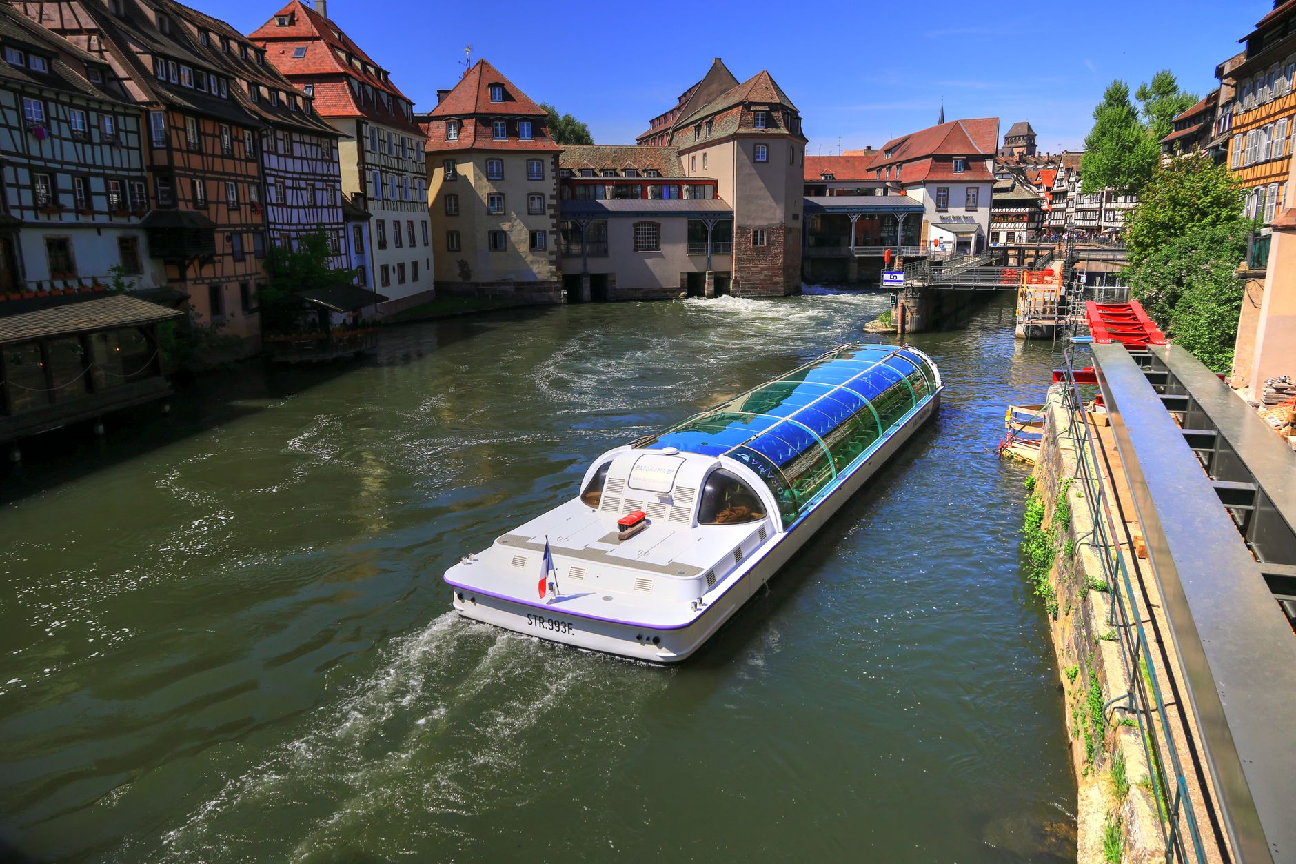 Bateau de croisière sur les canaux historiques de Strasbourg