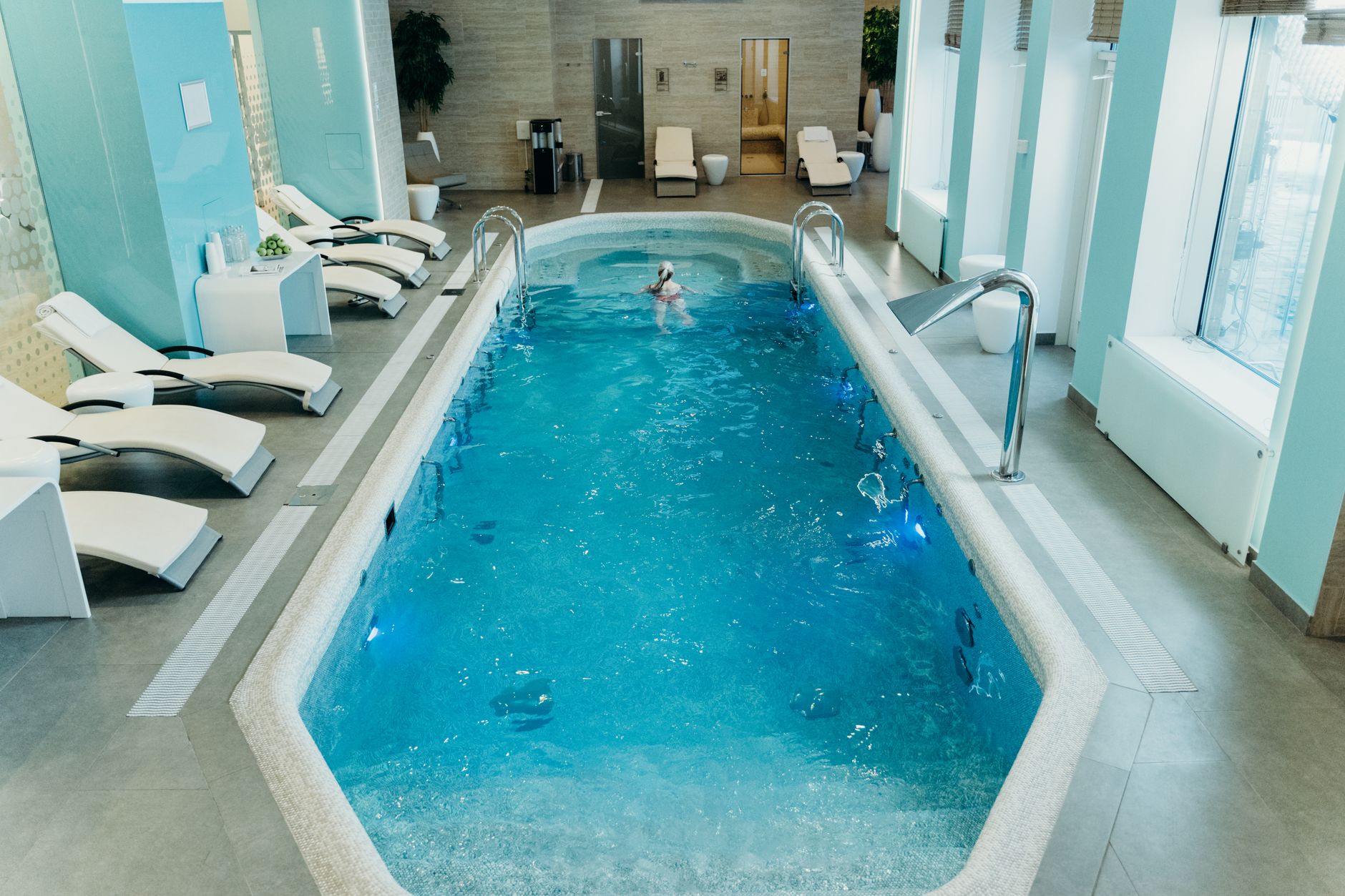 Piscine intérieure d'un hôtel spa