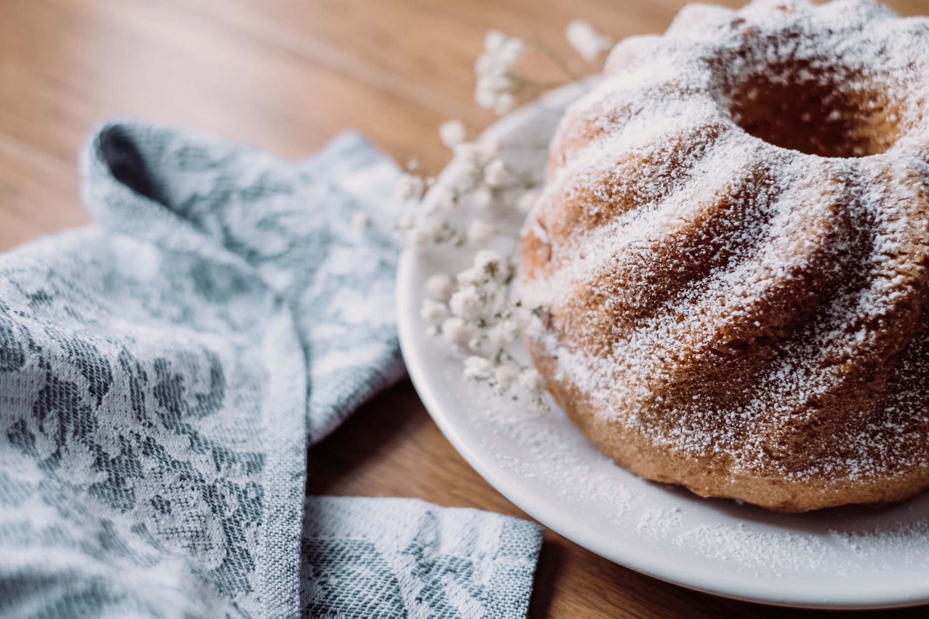 Kougelhopf saupoudré de sucre glace, la douceur alsacienne à ramener