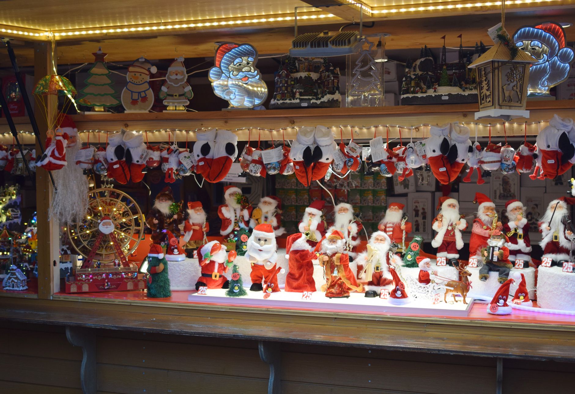Chalet de décorations et cigognes en peluche au marché de Noël de Strasbourg