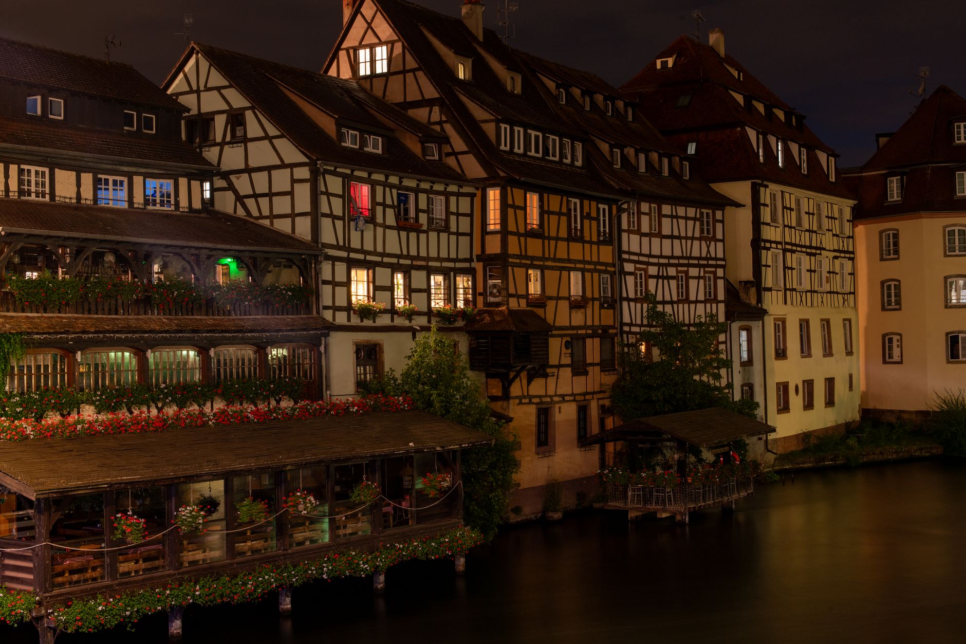 Maisons à colombages illuminées la nuit à Strasbourg