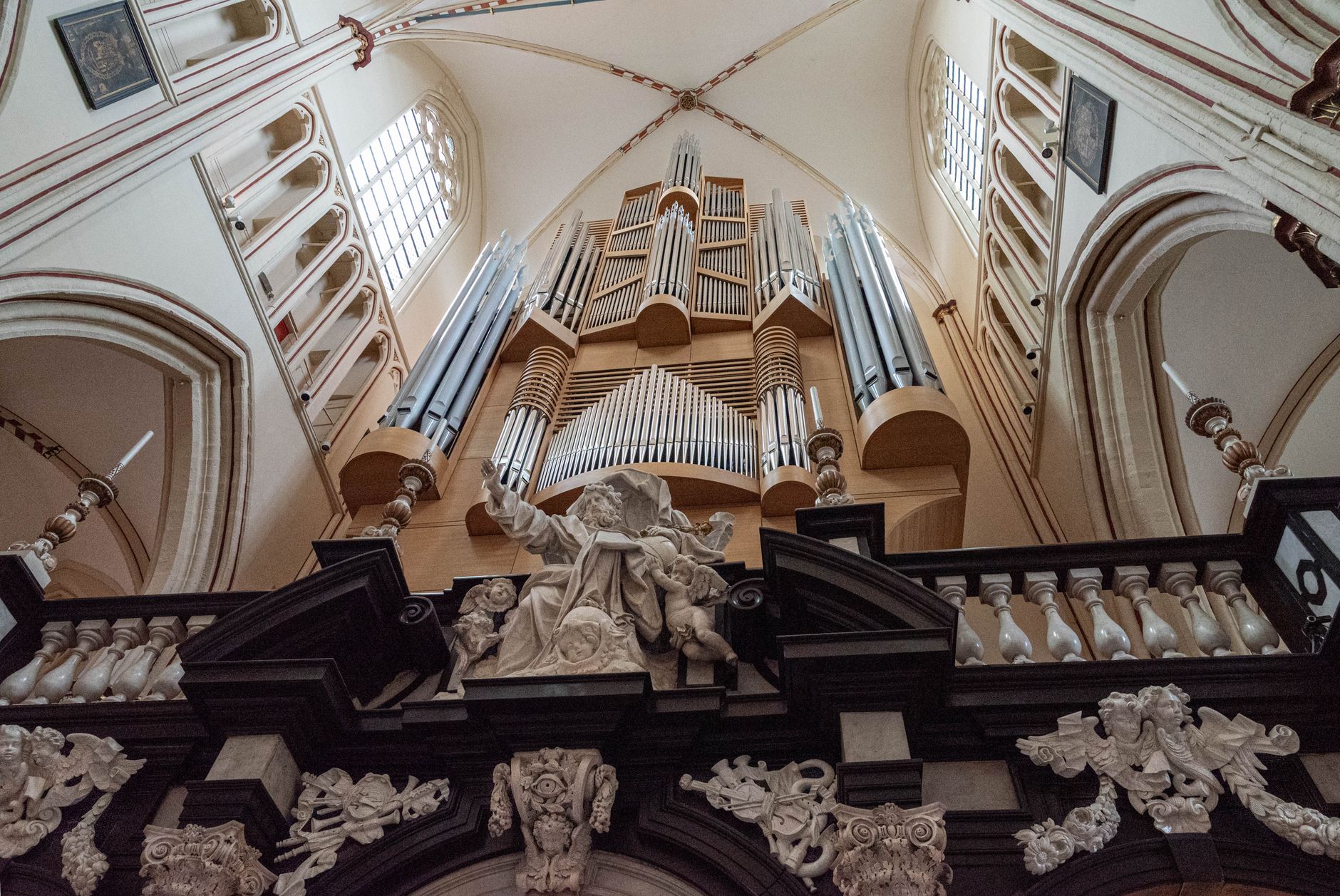 Grand orgue dans une église gothique