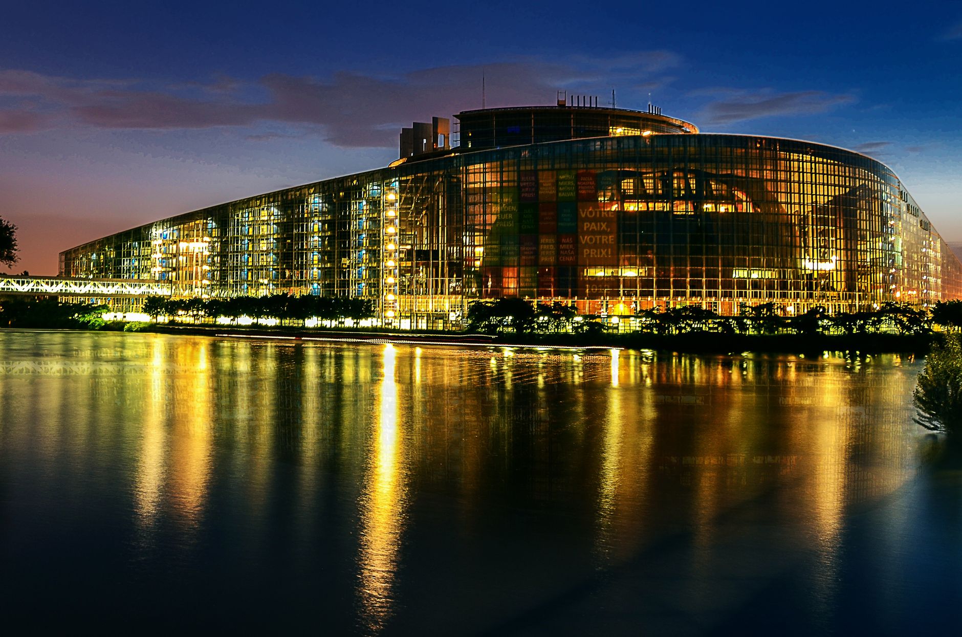 Le Parlement européen de Strasbourg illuminé la nuit