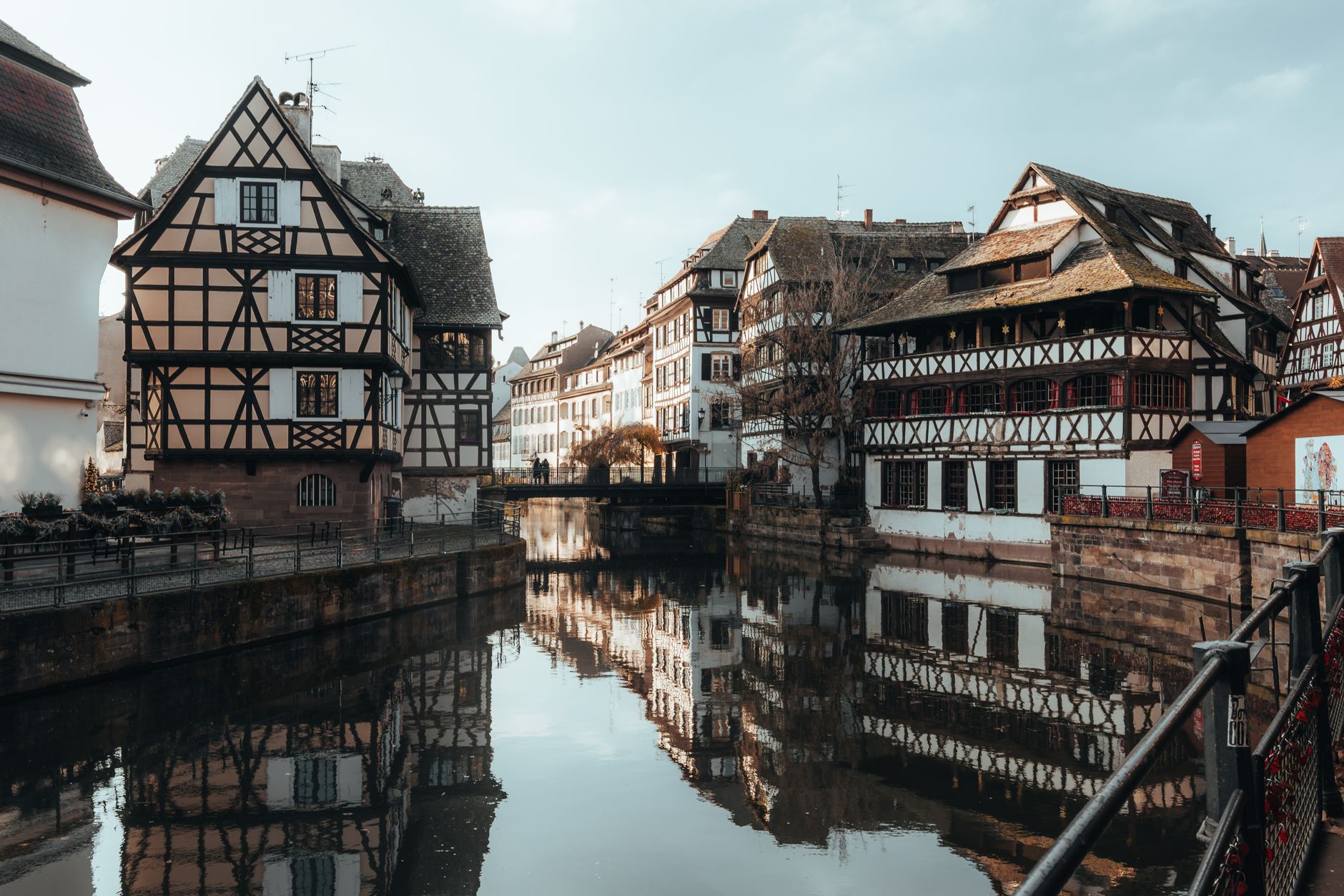 Maisons à colombages de la Petite France se reflétant dans le canal, Strasbourg