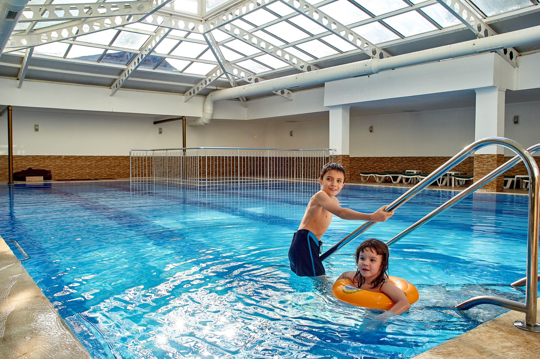 Enfants jouant dans un bassin couvert