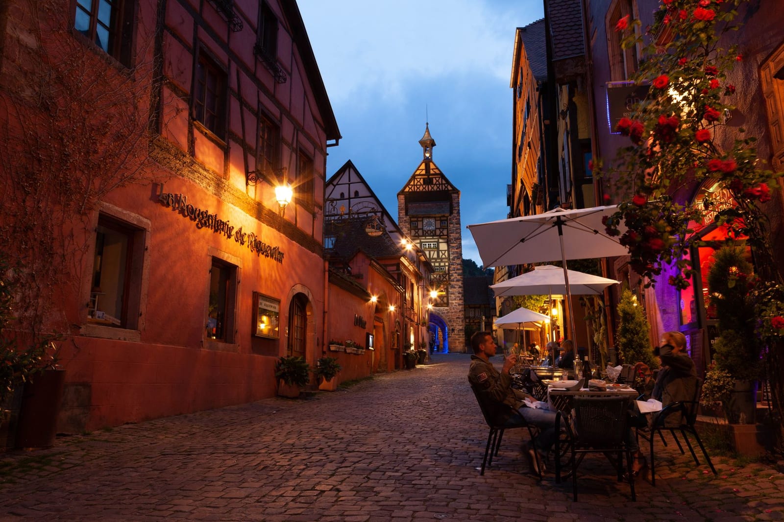 La Grand'Rue pavée de Riquewihr à la tombée du jour, avec la tour du Dolder au fond