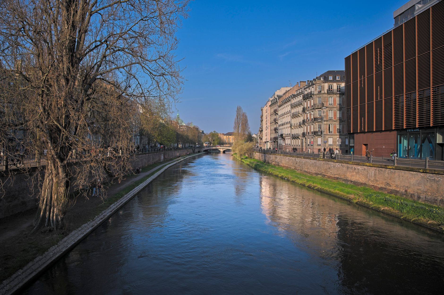 Les quais de l'Ill et les façades historiques de Strasbourg