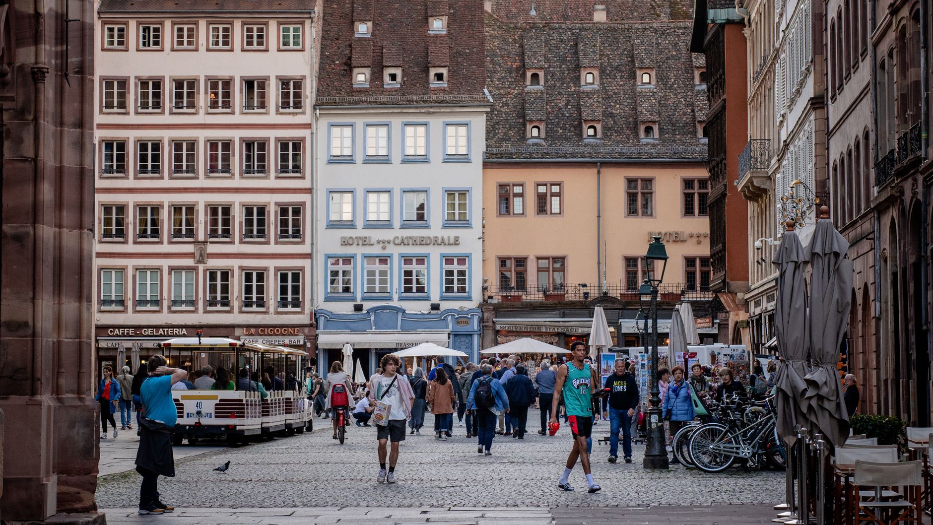 Place de la Cathédrale de Strasbourg, hôtels et commerces