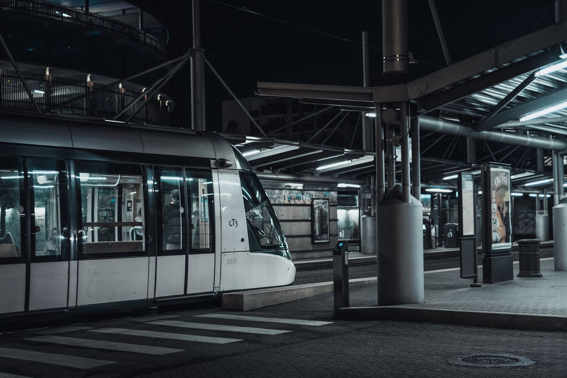 Station de tram moderne de Strasbourg illuminée la nuit