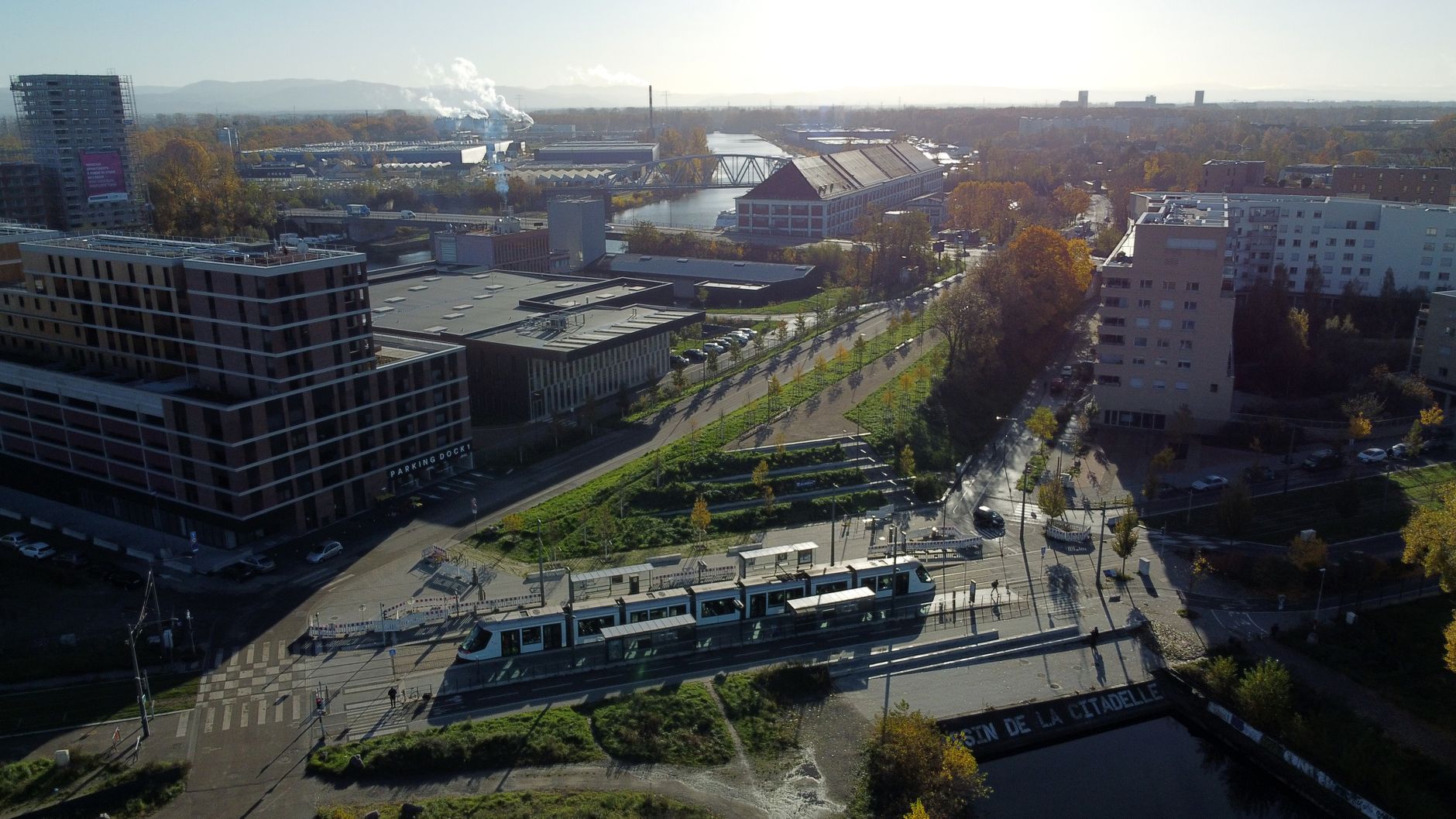 Un tram de Strasbourg longeant la rivière en centre-ville