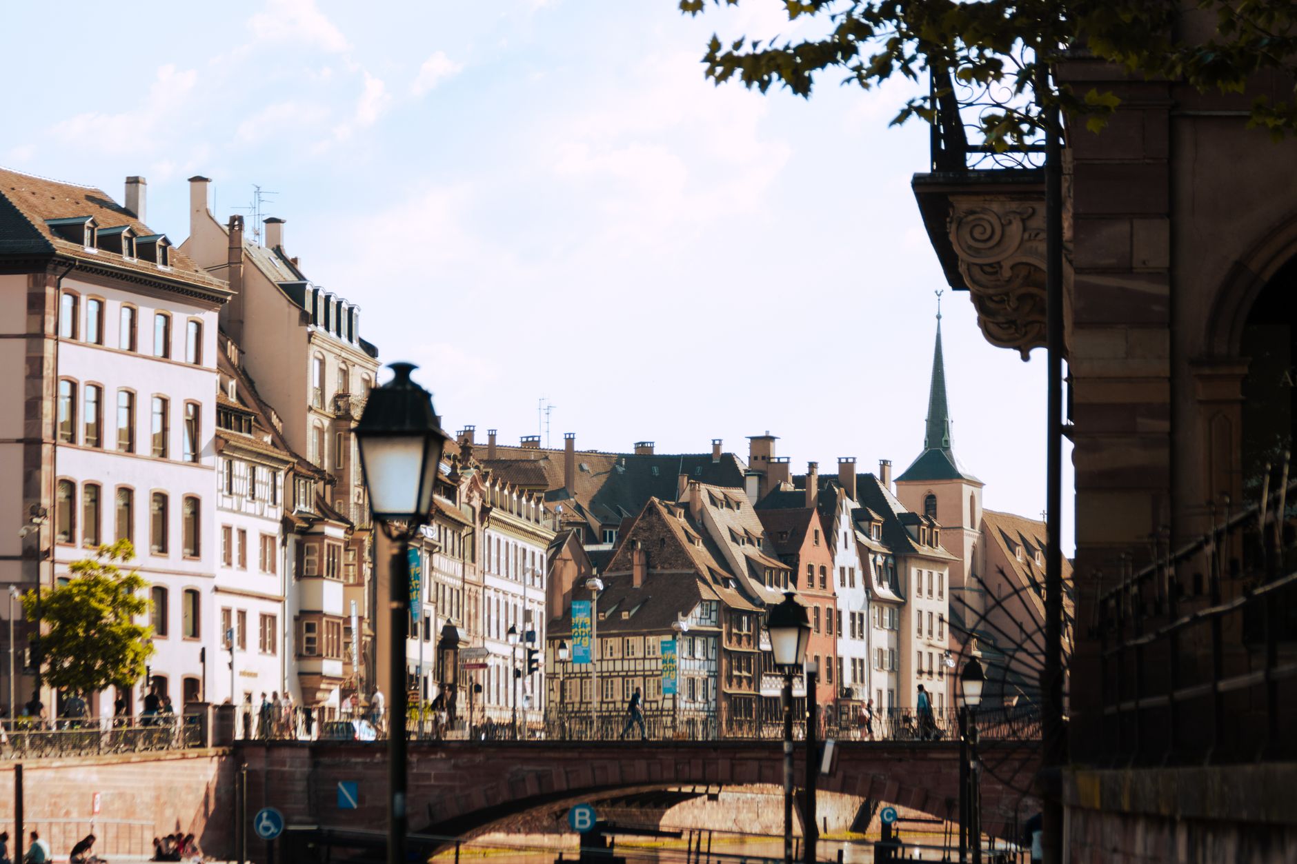 Ruelle de la vieille ville de Strasbourg et ses façades historiques