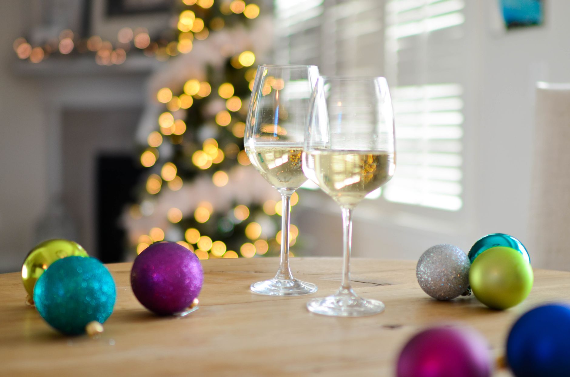 Verres de vin blanc d'Alsace dans une ambiance de Noël